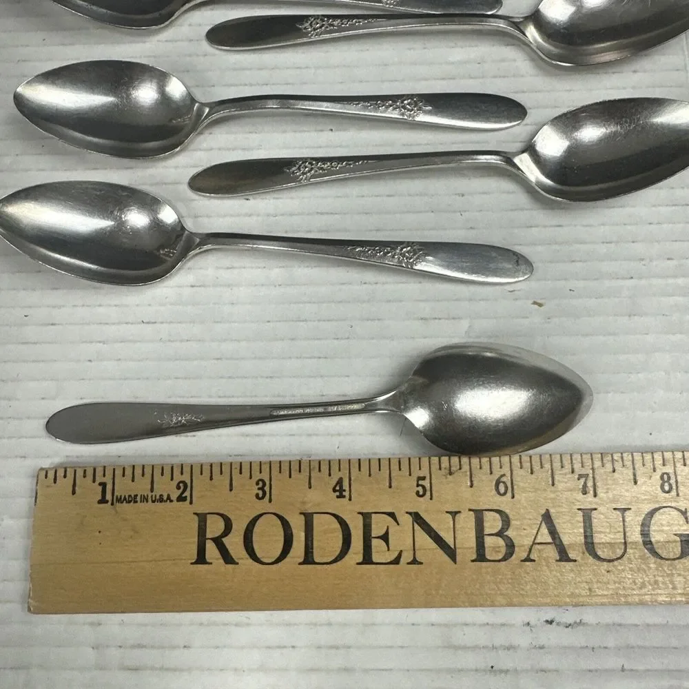 VTG  1941 SILVERPLATE SPOON 8 PC ONEIDA FANTASY TUDOR PLATE COMMUNITY See Pics